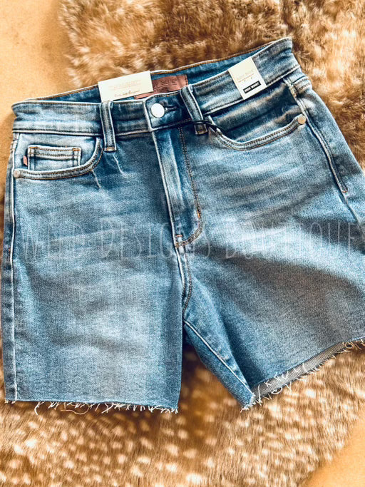 High Waist Raw Hem Shorts 15277 Medium Wash