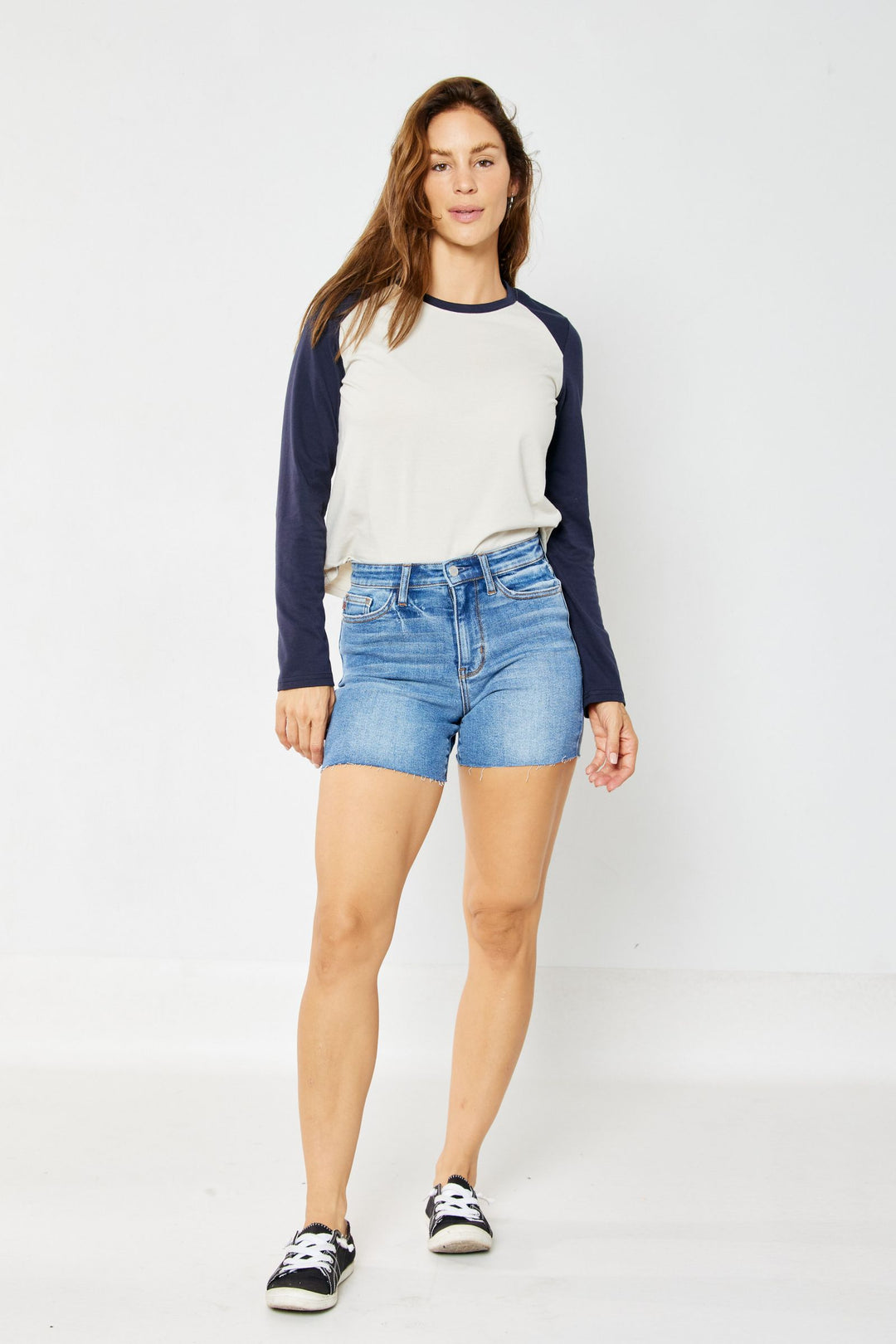 High Waist Raw Hem Shorts 15277 Medium Wash